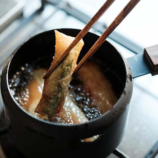 ツレヅレハナコ × オレンジページ ふたつき鉄製ミニ揚げ鍋・13cm