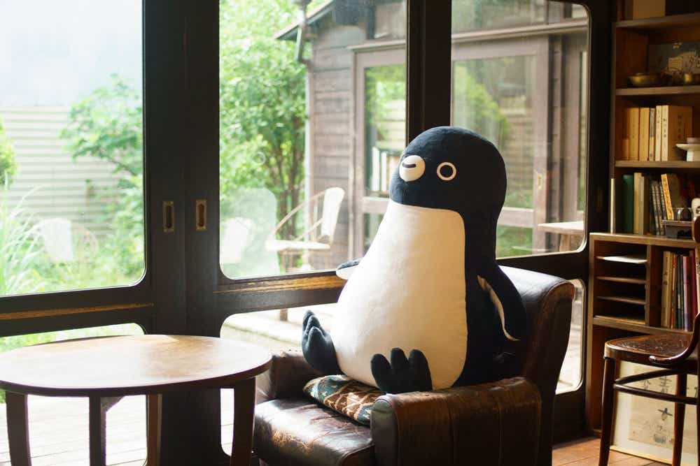 Suicaのペンギン特大ぬいぐるみが座っている画像