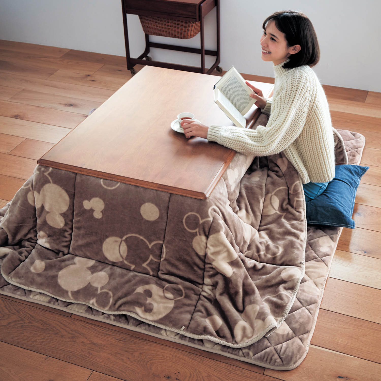 ベルメゾン ディズニー あったかなめらかなこたつ布団 ミッキーモチーフ ベージュ 省スペースタイプ正方形 省スペースタイプ正方形 ベージュ ベルメゾン Jre Mall店 Jre Pointが 貯まる 使える Jre Mall