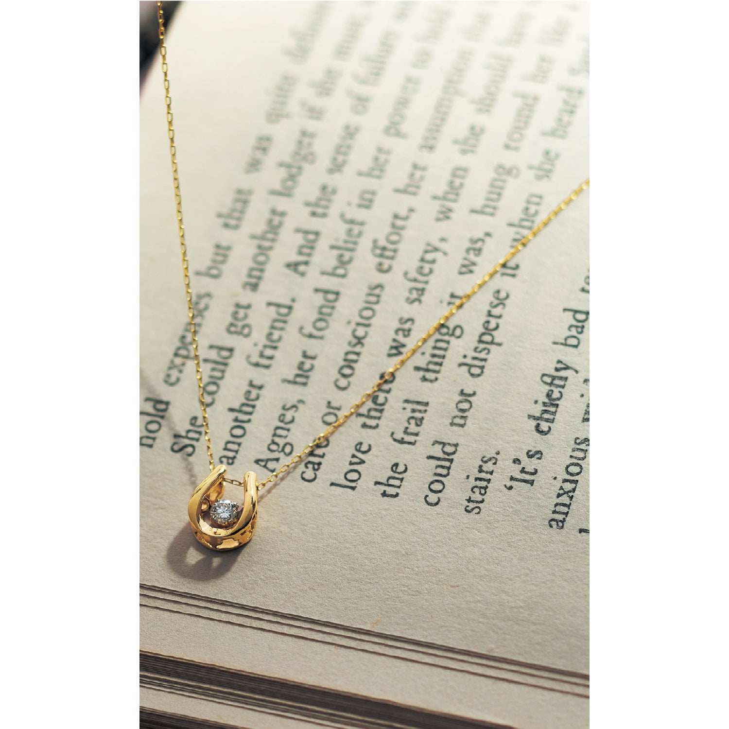 ベルメゾン ディズニー ダンシングストーン１０金馬蹄ペンダント 収納ポーチ付き 日本製 ミッキーモチーフ イエローゴールド イエローゴールド ベルメゾン Jre Mall店 Jre Pointが 貯まる 使える Jre Mall