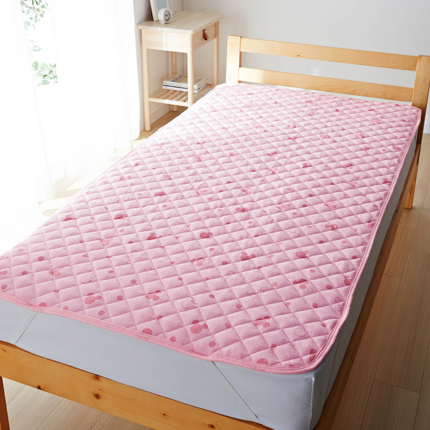 ベルメゾン ディズニー 綿素材を使ったソフトパイルの敷きパッド「ミッキーモチーフ」 ピンク系 シングル