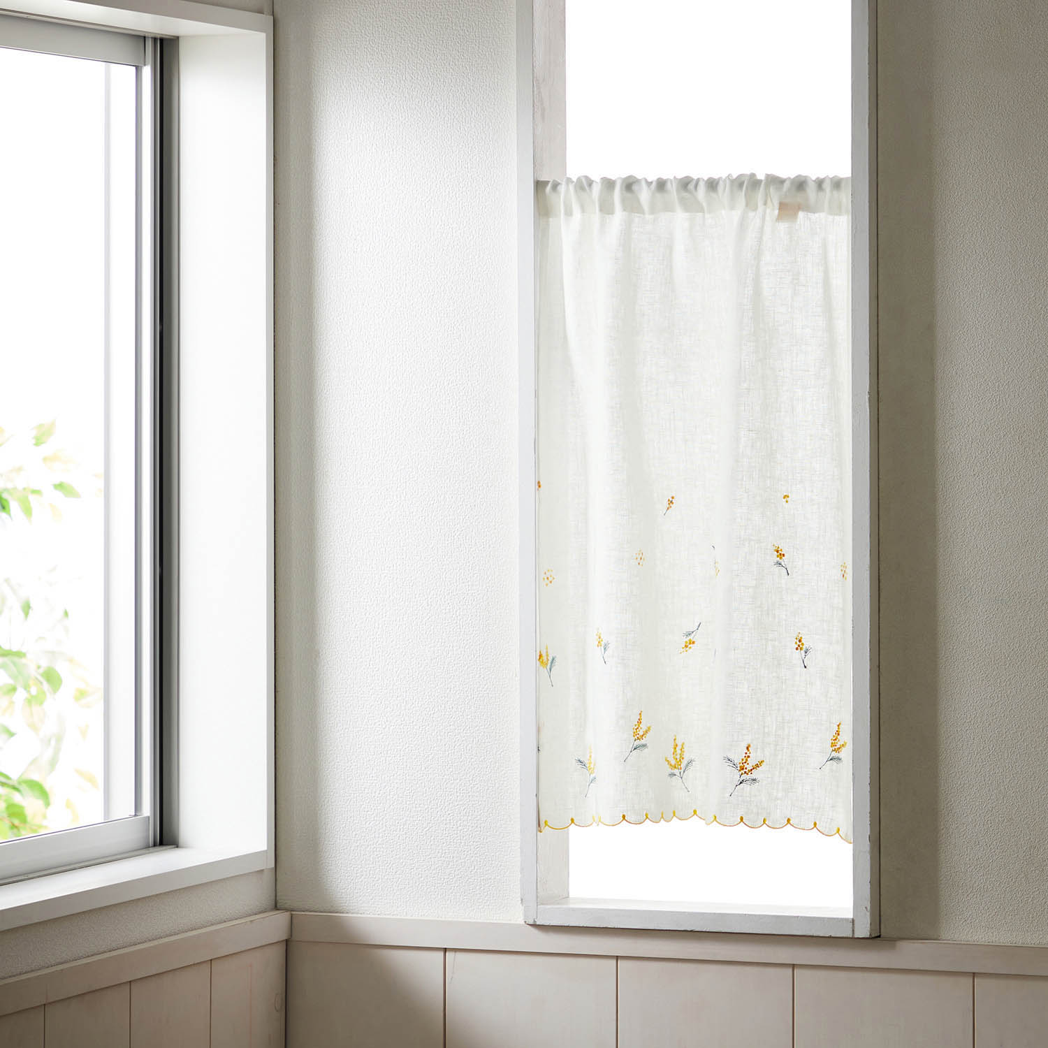 ベルメゾン カーテン ラブザリネン フレンチリネン刺繍の小窓カーテン（ミモザ） - 約６０×７０