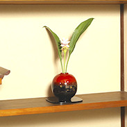 思わずさわりたくなる美しく愛らしい花器・輪島塗花器 球形　塩安漆器工房・石川県