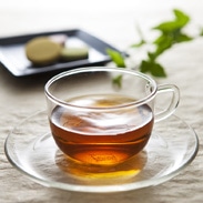創業以来190年ずっと自然農法で育ててきた茶葉を天日発酵・乾燥させた貴重な天然発酵茶　三河わ紅茶桐箱詰　宮ザキ園・愛知県