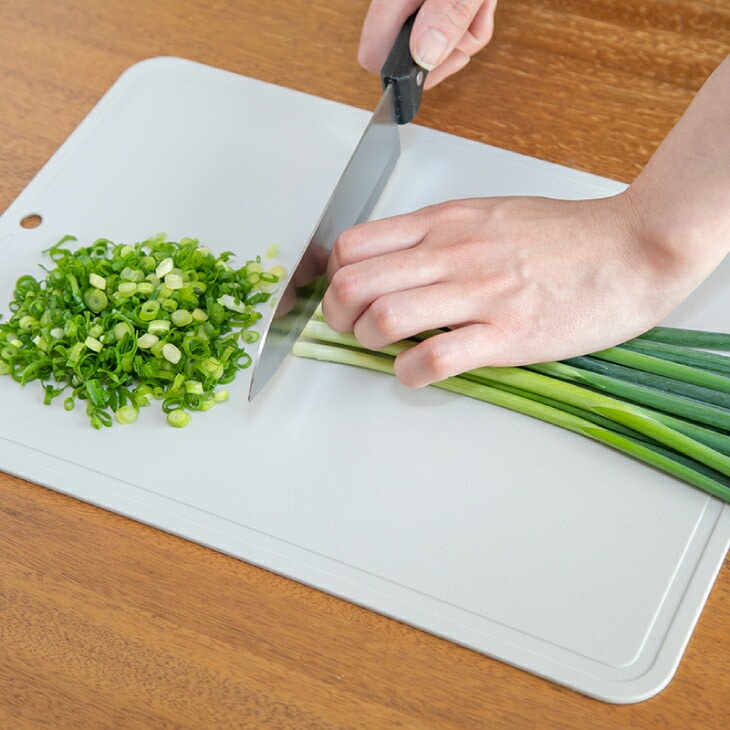 魔法のまな板 2枚組 包丁が沈んで魔法が生まれる 軽い 曲がる まな板 滑りにくい キズに強い 感動の切れ味 包丁刃こぼれしにくい 合成ゴム 食洗器対応 日本製 Liveit トップページ Jre Pointが 貯まる 使える Jre Mall