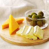 成城石井 熟成チーズと丸ごとオリーブを楽しむアソート 130g | D+2