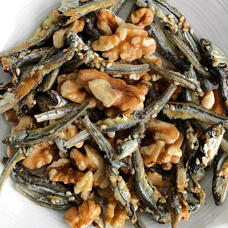 味付 いりこ くるみ 入り 300g おやつ かたくちいわし 小魚 鉄分 カルシウム ビタミン チャック付 お取り寄せグルメ 非常食 常温 メール便 食の達人お取り寄せグルメ Jre Mall