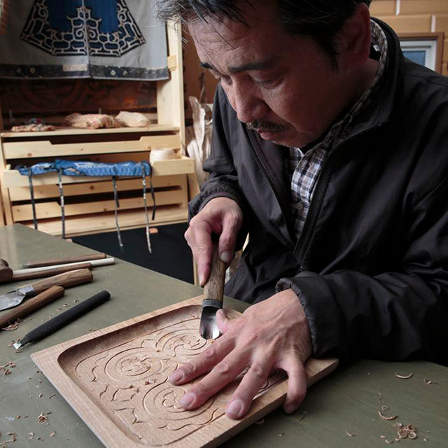 二風谷イタ（手彫りの木製トレー）: フェリシモ〈つらなり〉オンライン